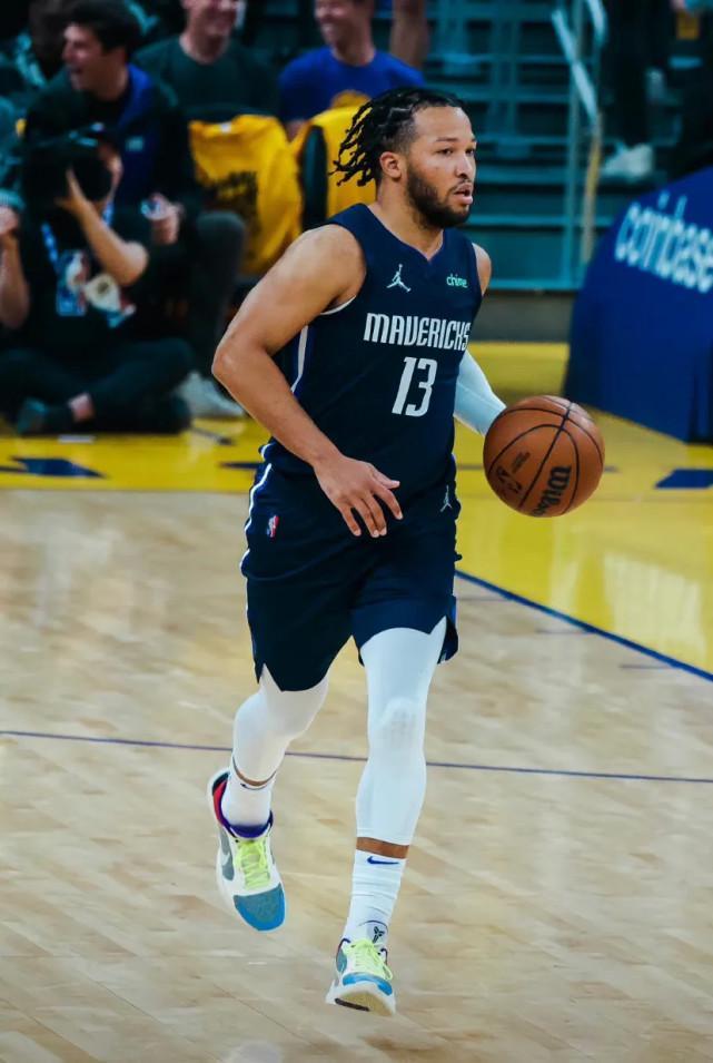 武切维奇背 武切维奇背